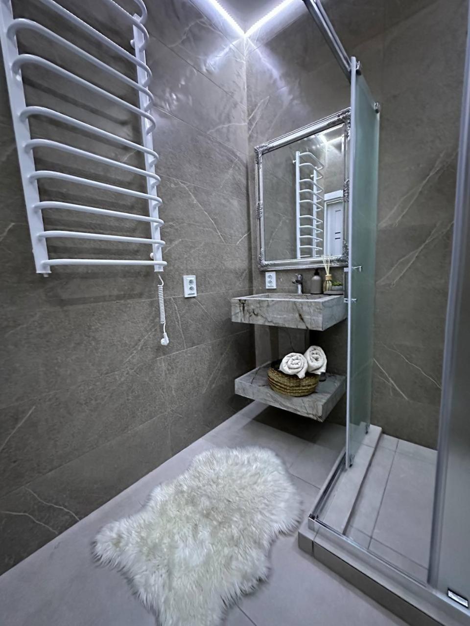 Appartement Rynok Square à Lviv Extérieur photo